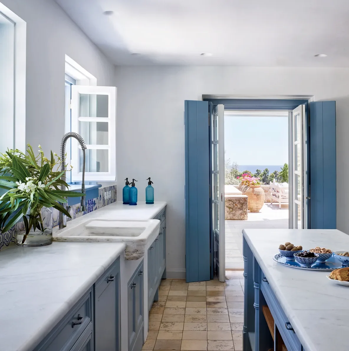 Egg White & Deco Blue Classic Kitchen