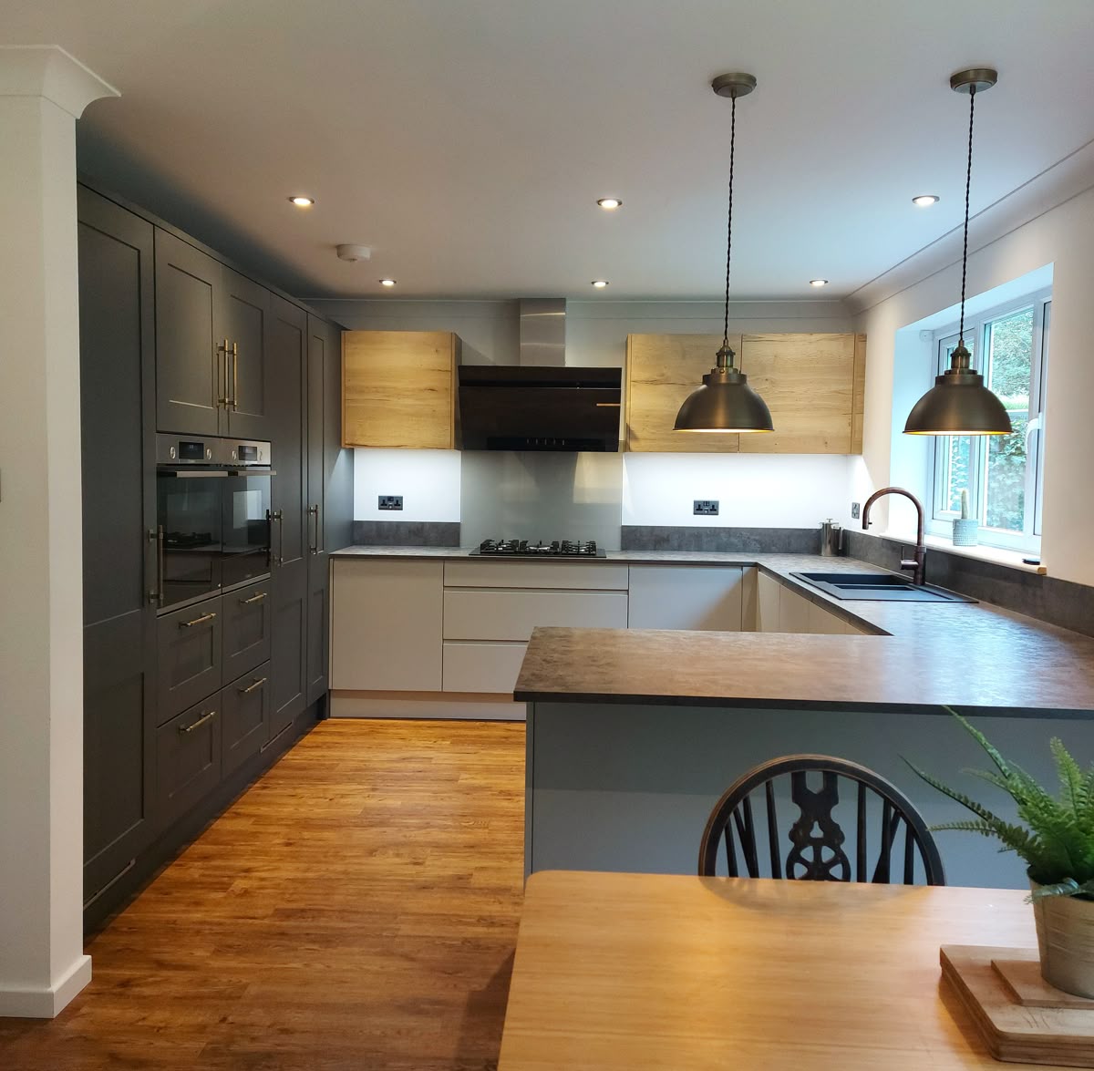 G-Shaped Modern Kitchen